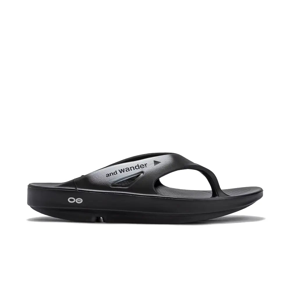OOFOS original × and wander Recovery Sandal 'Black'