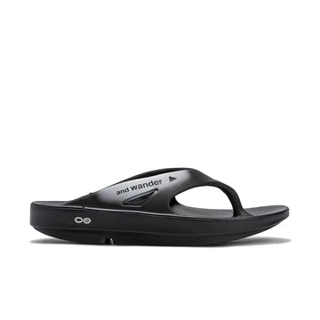 OOFOS original × and wander Recovery Sandal 'Black'
