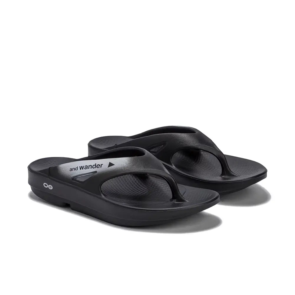 OOFOS original × and wander Recovery Sandal 'Black'