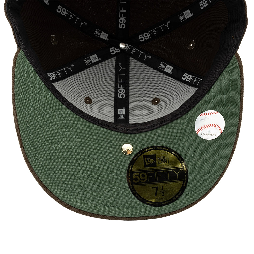 Imagen 8: Interior view of Yankees 59FIFTY fitted cap with green undervisor, black sweatband and branded seam taping.