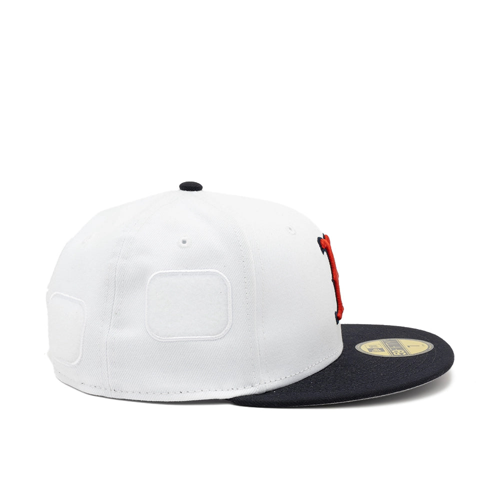 Imagen 4: Side view of the white Boston Red Sox fitted cap with blank white patch panels and a navy flat brim.