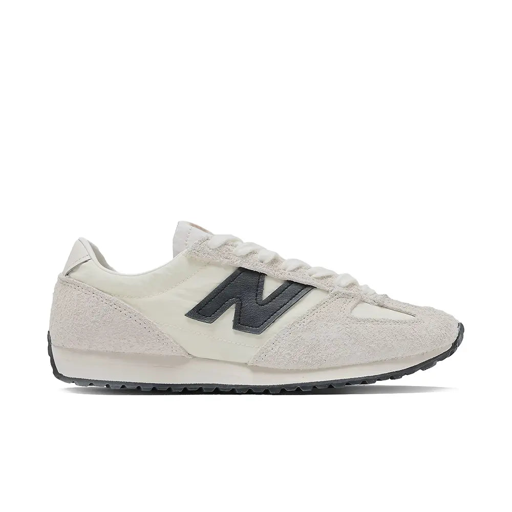 471 v1 'Linen Angora Black'